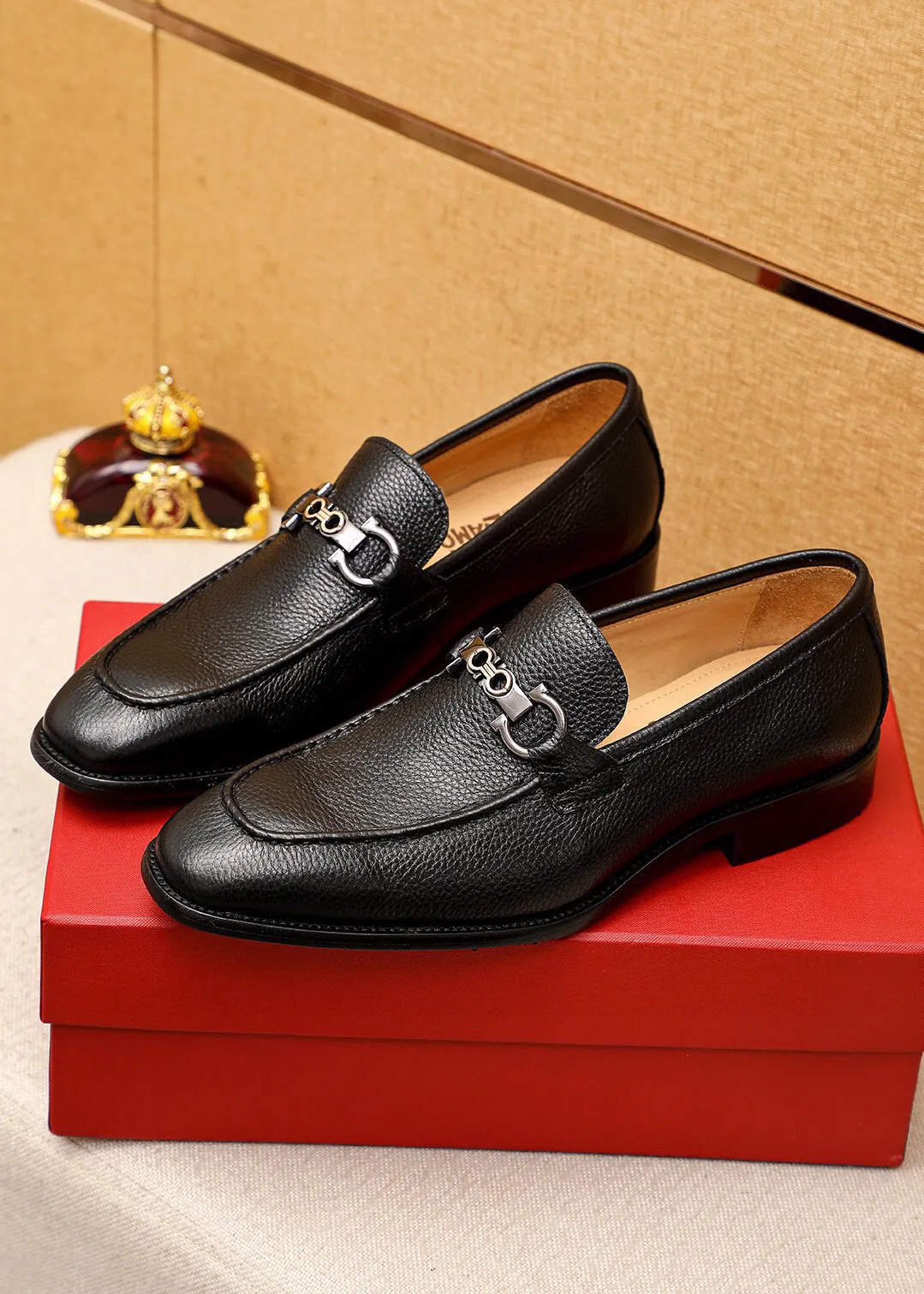 Men's shoes 💰460 💐 Product trademark: Ferragamo "Ferragamo" casual leather shoes Regular size: 38-44 (45🉑️customized) Product materials: Selected imported first-layer pebbled calfskin upper + luxury hardware buckle, imported water-dyed cow leather lining. Strong three-dimensional visual effect, original combination outsole Color: 2⃣️colors available